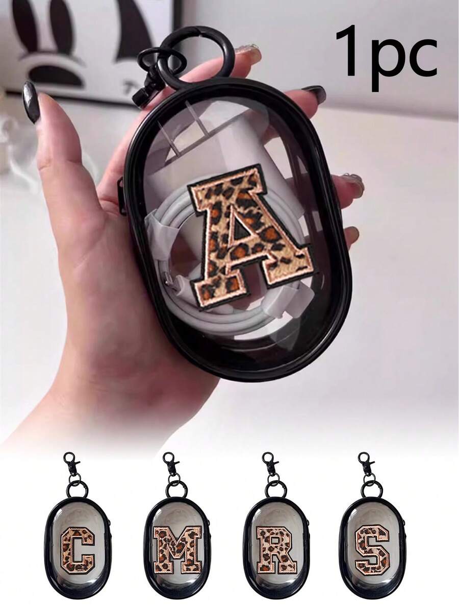 黑色便携迷你透明拉链收纳袋，内含1条豹纹字母刺绣毛巾、1个字母刺绣钥匙扣，这款小巧的多功能收纳袋可收纳耳机、耳塞、充电器、USB数据线、珠宝、硬币和旅行配件，防水防尘，适合日常使用、学校、办公室、旅行和户外活动，轻巧可爱，是送给女孩、女士和青少年的理想礼物和日常携带用品。