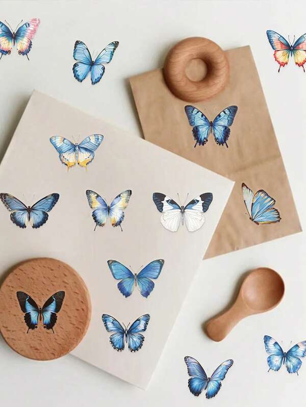 50 pegatinas transparentes de mariposas azules de PET - Calcomanías creativas y resistentes al agua para decorar diarios, cuadernos y equipaje de manera DIY.