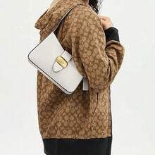 Coach Damen Eliza 25 Halbmond Tasche einfarbig mit nicht abnehmbarem Gurt, Schnallenverschluss, umwandelbar für Schulter oder Handtasche, mittlere Größe, Kreideweiss CP004