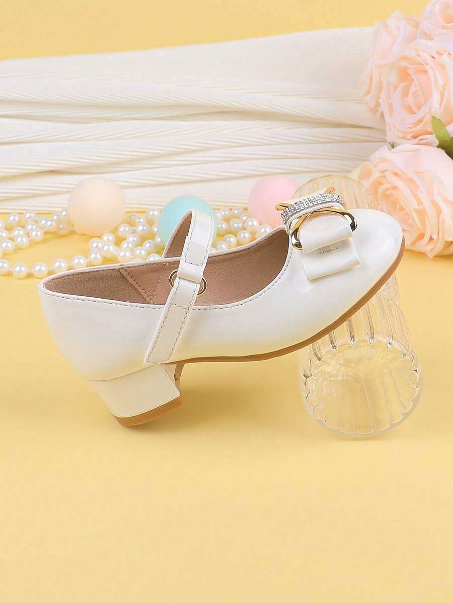 女童时尚白色漆皮蝴蝶结礼服鞋，适合正式场合、派对、婚礼、演出、舞会、节日等，适合幼儿、小女孩和大女孩。