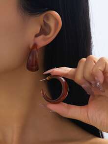 Pendientes de resina marrón en forma de C