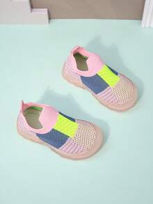 زوج من أحذية رياضية كاجوال منسوجة ذات نمط كتل اللون، قاع ناعم وغير انزلاقي، أصابع مستديرة، مناسبة للمدرسة/اللعب في الخارج، قابلة للتنفس وناعمة للأطفال