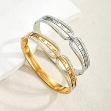 A Women's Roman Numeral Diamond Bracelet, Designed In 18K Gold, Inlaid With White Zirconia, Made Of Titanium Steel And Hypoallergenic, With An Adjustable Opening. It Is A Light Luxury Retro Style Jewelry Suitable For Daily Commuting And Formal Dinner Occasions.