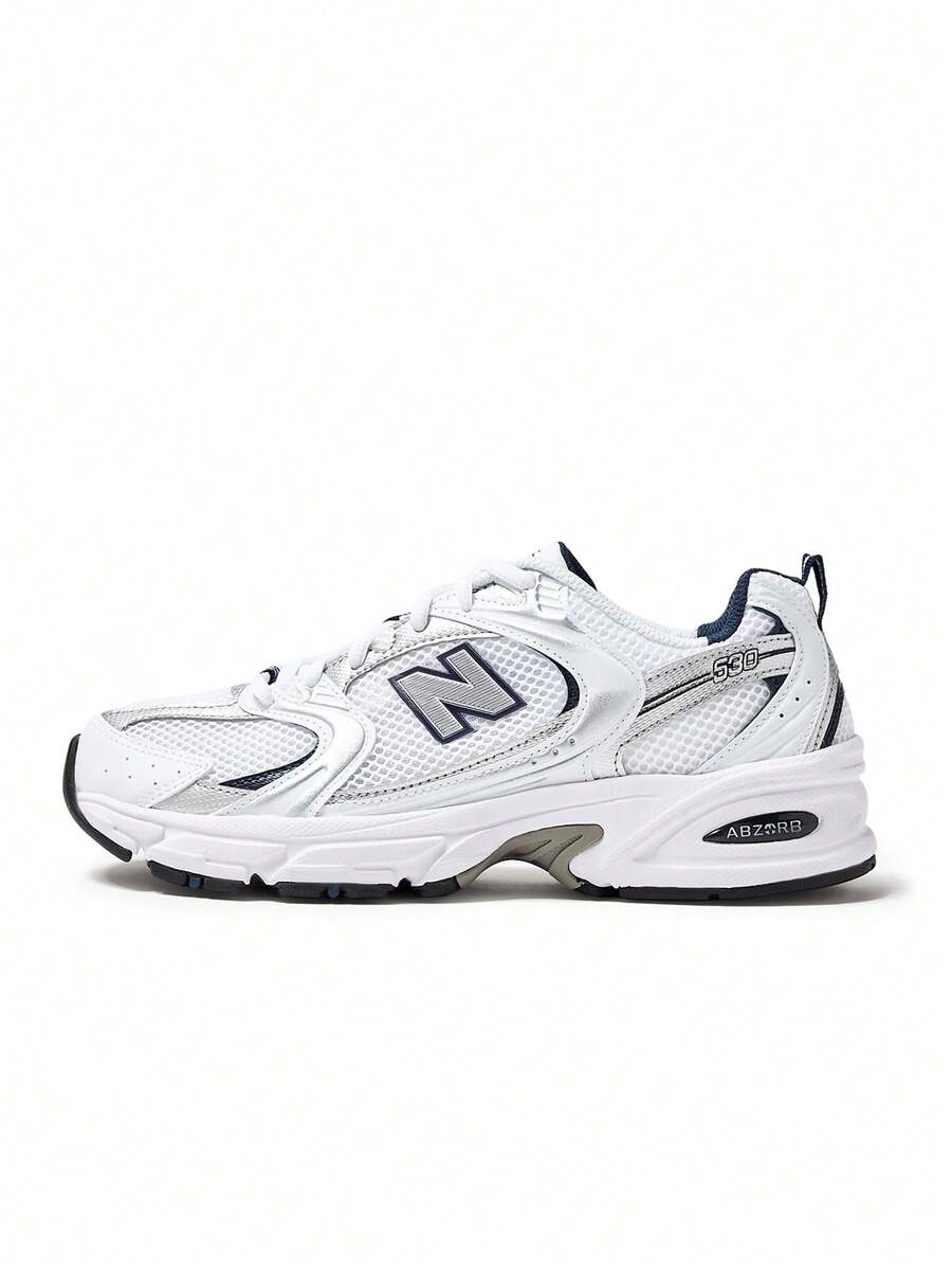 穿上 New Balance 530 白银海军蓝男士运动鞋，尽享全天候舒适与经典风格。这款运动鞋采用透气白色网眼鞋面，搭配金属银色和光滑白色皮革覆面，轻盈支撑，尽显时尚气息。标志性的灰色 New Balance Logo 以海军蓝勾勒轮廓，在鞋侧形成醒目的对比。白色和灰色相间的 ABZORB 缓震鞋底提供灵敏的缓震、稳定性和舒适度，适合日常穿着、健身房锻炼、通勤、运动训练和下班后休闲活动。系带设计确保稳固贴合，百搭的鞋型轻松搭配休闲和运动服饰。 - 白色/天然靛藍 - 查看 1