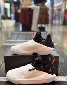 Nike حذاء كرة السلة Jordan Jumpman Hustle PF للرجال مريح ومتعدد الاستخدامات وخفيف الوزن ويمتص الصدمات - أبيض وأسود - مشاهدة 3