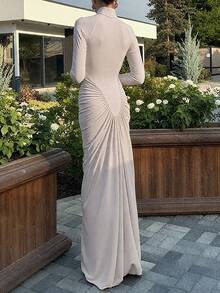 فستان متوسط الطول بأكمام طويلة وخصر مطوي ضيق اللون أحادي الصوت بياقة عالية - رمادي - مشاهدة 2