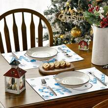 1/4/6 pièces Dessous de plat décoratifs avec bonhomme de neige portant un chapeau Top de forme bleu, décoré de feuilles de houx et de baies rouges, enveloppé dans une écharpe rayée bleu et blanc, avec des gants bleus imprimés