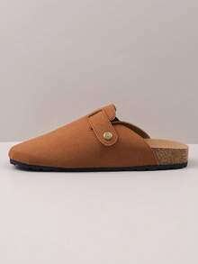 زوج من الشباشب المريحة ذات الإغلاق المعدني المزخرف من مادة الغزال الاصطناعي، برؤوس مستديرة وكعب منخفض وسميك وأرضية ناعمة، بطراز كاجوال مناسب للارتداء اليومي