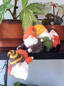 Set de ornamente de grădină din rășină, 1 pitic drăguț. Acești pitici colorați se adaugă în grădini, terase sau peluze. Perfect pentru a crea o atmosferă de basm în spațiile exterioare, ideal pentru iubitorii de decorațiuni de grădină.