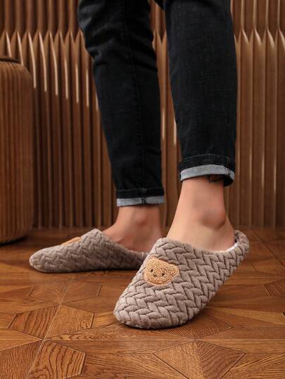 1 par de chinelos bordados com urso fofo, sapatos quentes para casa, sola leve e macia, adequados para homens e mulheres, outono/inverno