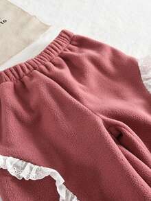 Conjunto de ropa de invierno para niñas jóvenes, suéter de terciopelo de unicolor con bolsillo y pantalón de dos piezas, estilo casual con detalles de encaje y parches