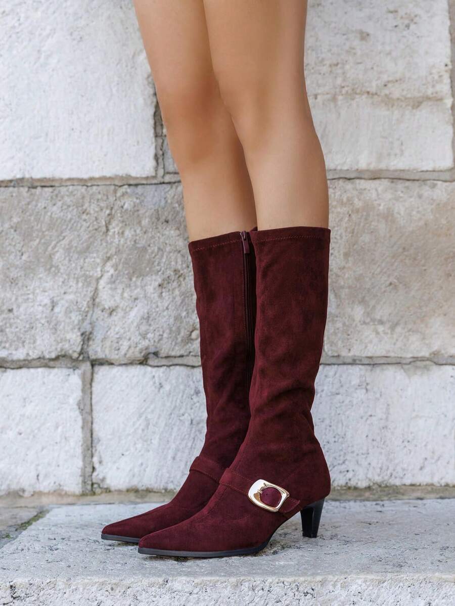 Élégantes Bottes Hautes In Suédine Avec Boucle Décorative Dorée, Talon Moyen Comfortable And Bout Point Raffiné. Unmodèle Féminin Parfait Pour Toutes Les Occasions. - Burgundy - View 1