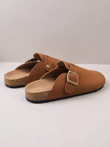 زوج من الشباشب المريحة ذات الإغلاق المعدني المزخرف من مادة الغزال الاصطناعي، برؤوس مستديرة وكعب منخفض وسميك وأرضية ناعمة، بطراز كاجوال مناسب للارتداء اليومي