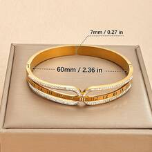 A Women's Roman Numeral Diamond Bracelet, Designed In 18K Gold, Inlaid With White Zirconia, Made Of Titanium Steel And Hypoallergenic, With An Adjustable Opening. It Is A Light Luxury Retro Style Jewelry Suitable For Daily Commuting And Formal Dinner Occasions.