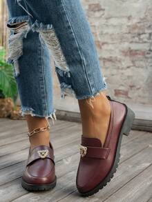 Giày lười nữ màu đỏ tía trang trí kim loại, giày bệt mũi tròn bằng da PU mùa xuân/thu mới, cỡ lớn, giày Oxford đa năng đi làm/đi chơi, phong cách Anh - Màu Đỏ Sâu - Xem 4