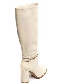 Elegante Kunstleder-Stiefel bis zum Knie mit quadratischem Absatz und dekorativem Metallriemen. Ein schicker und bequemer Stil, perfekt für Ihre Herbst-Winter-Looks. - Beige - Übersicht 5