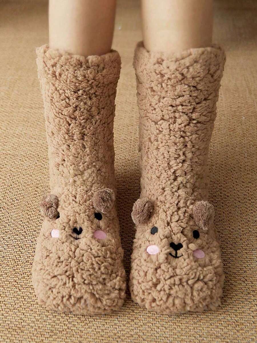 1双女士卡通6色珊瑚绒袜，加厚保暖防滑袜，可爱刺绣，柔软蓬松的中筒袜，适合秋冬季节，舒适保暖。