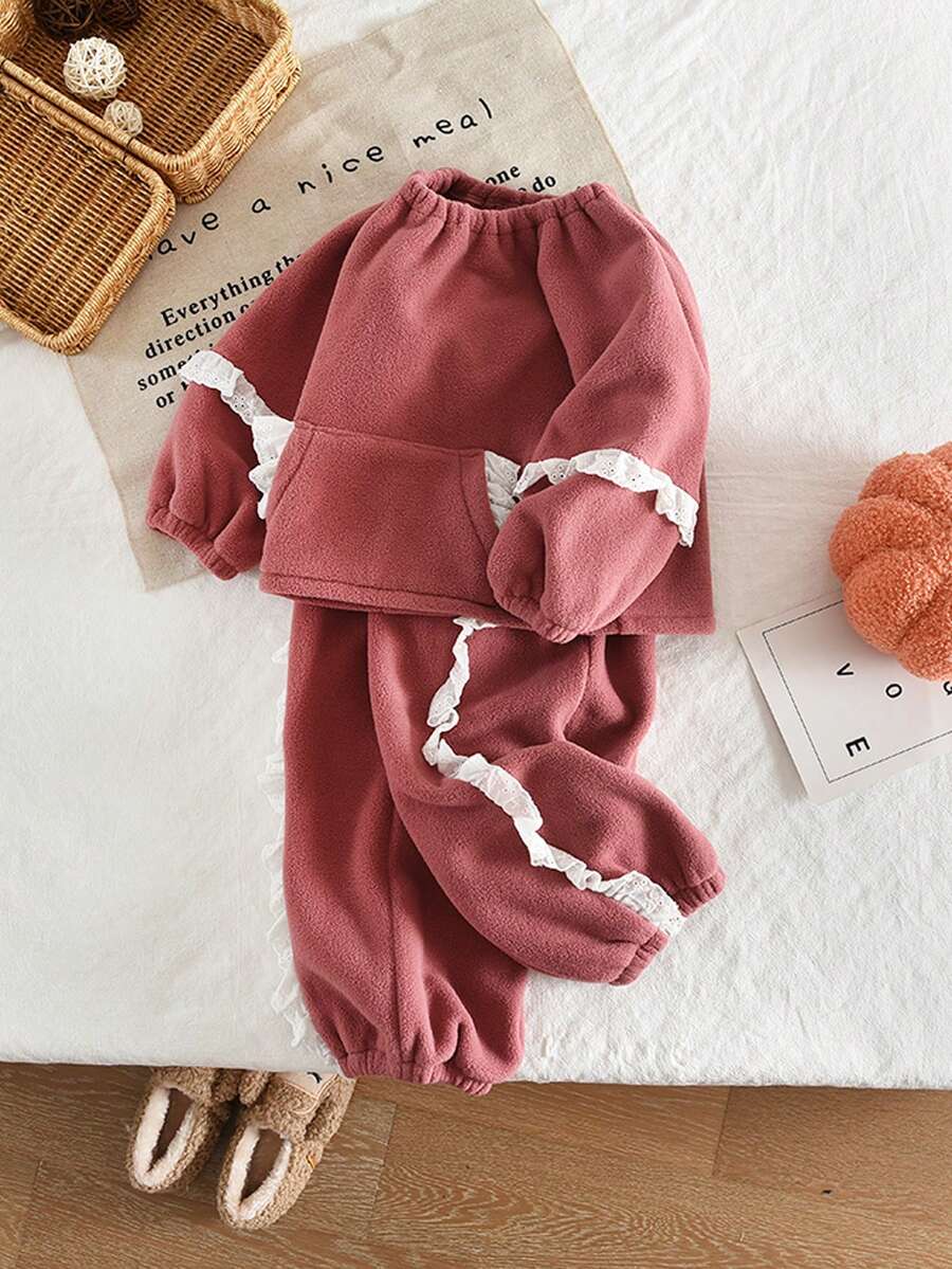 Conjunto de ropa de invierno para niñas jóvenes, suéter de terciopelo de unicolor con bolsillo y pantalón de dos piezas, estilo casual con detalles de encaje y parches