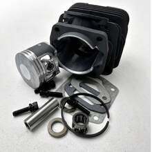 Un conjunto de cajas de plástico empaquetadas individualmente, cilindro de motor de metal negro, piezas de desgaste de herramientas de jardín, repuestos, cortadora de césped, motosierra, sierra eléctrica, sierra de mano, cilindro de máquina 58CC/52CC, cilindro universal duradero.