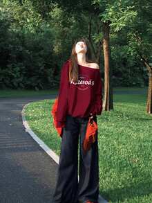 女士勃艮第露肩运动衫，宽松独特休闲设计，小众字母印花长袖上衣，百搭秋冬 - 酒紅色 - 查看 3