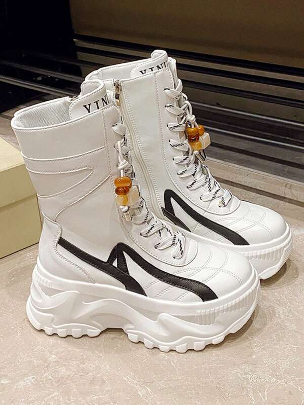 Botas femininas de cano médio com cadarço e pingente de strass, botas plataforma com listras coloridas e bico redondo, estilo esportivo e urbano, outono/inverno, branco com sola grossa