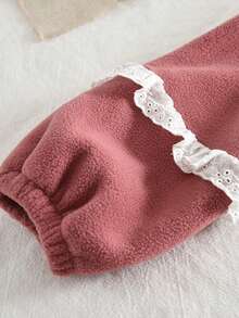 Conjunto de ropa de invierno para niñas jóvenes, suéter de terciopelo de unicolor con bolsillo y pantalón de dos piezas, estilo casual con detalles de encaje y parches