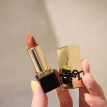 Yves Saint Laurent Rouge Pur Couture 唇膏 #NM NU MUSE - 迷你尺寸 0.04 OZ./1.3g，奢華奶油緞面光澤，鮮豔持久顯色 - Nu Muse - 查看 7