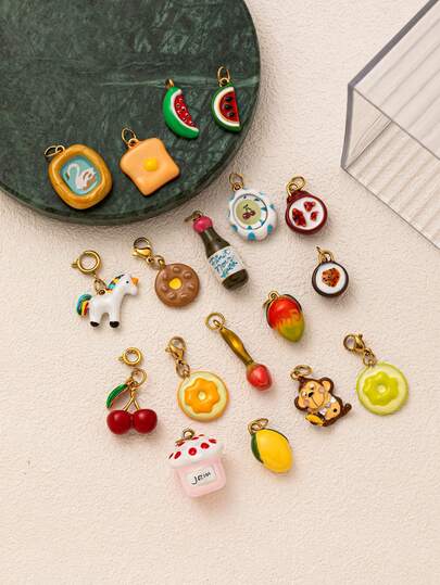 1 pièce de pendentif mignon imitant de la nourriture avec mangue, cerise, pastèque, fruit de la passion, grenade, donut, toast, confiture de fraise, pendentif en forme de goutte d'huile de vin, en acier inoxydable plaqué or 18 carats, convient pour la création de bijoux, colliers, bracelets, boucles d'oreilles, porte-clés, accessoires de sac, accessoires de bijoux pour femmes, pendentif en acier inoxydable, accessoires de portefeuille, petit pendentif