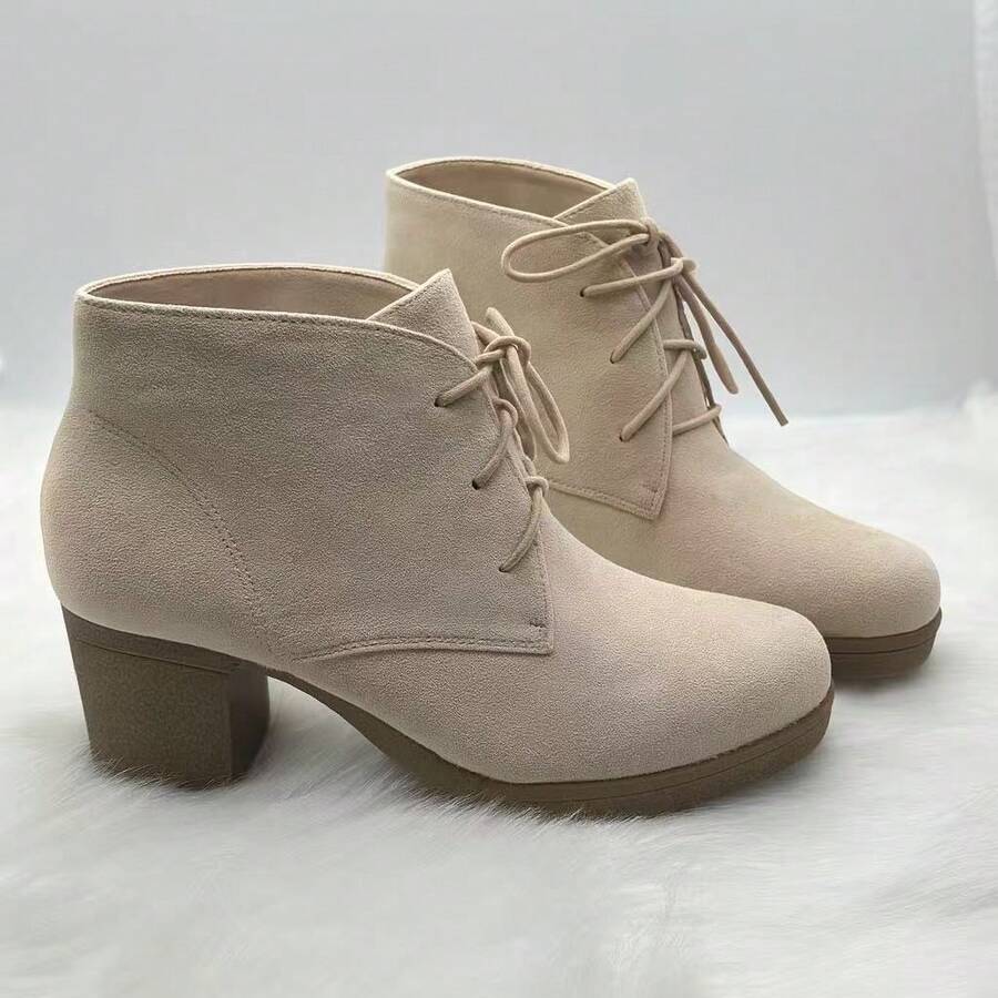 Stivaletti con tacco e lacci da donna, design classico con lacci che aggiunge un tocco femminile ed elegante