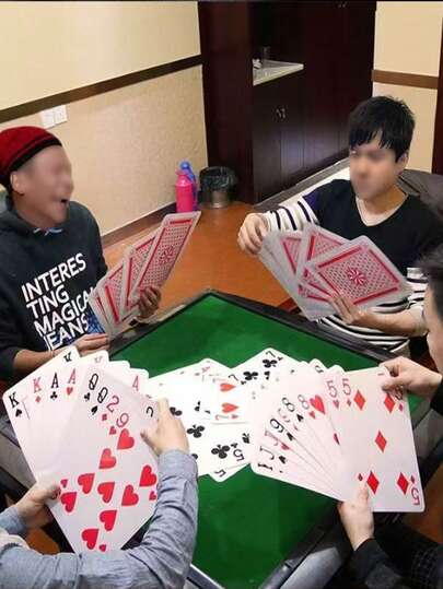 1副巨型扑克牌套装 - 超大尺寸扑克牌，适合派对和节日 - 耐用超大经典纸牌游戏，适合14岁以上青少年及成人 - 高品质纸质材料，互动式家庭娱乐