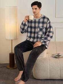 男士法兰绒蓬松睡衣套装（两件套），圆领套头衫带口袋贴片，搭配休闲裤，适合秋冬季穿着，舒适保暖。 - 杏色 - 查看 4