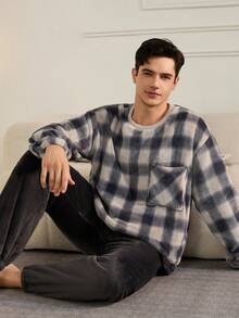 男士法兰绒蓬松睡衣套装（两件套），圆领套头衫带口袋贴片，搭配休闲裤，适合秋冬季穿着，舒适保暖。 - 杏色 - 查看 1