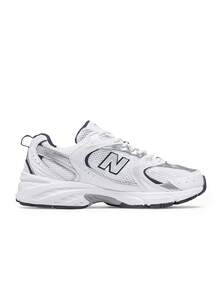 穿上 New Balance 530 白银海军蓝男士运动鞋，尽享全天候舒适与经典风格。这款运动鞋采用透气白色网眼鞋面，搭配金属银色和光滑白色皮革覆面，轻盈支撑，尽显时尚气息。标志性的灰色 New Balance Logo 以海军蓝勾勒轮廓，在鞋侧形成醒目的对比。白色和灰色相间的 ABZORB 缓震鞋底提供灵敏的缓震、稳定性和舒适度，适合日常穿着、健身房锻炼、通勤、运动训练和下班后休闲活动。系带设计确保稳固贴合，百搭的鞋型轻松搭配休闲和运动服饰。 - 白色/天然靛藍 - 查看 3