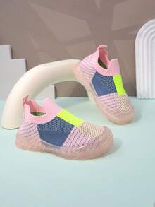 زوج من أحذية رياضية كاجوال منسوجة ذات نمط كتل اللون، قاع ناعم وغير انزلاقي، أصابع مستديرة، مناسبة للمدرسة/اللعب في الخارج، قابلة للتنفس وناعمة للأطفال