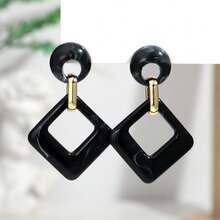 1 对时尚亚克力哑光彩色几何菱形吊坠耳环，适合女性日常佩戴