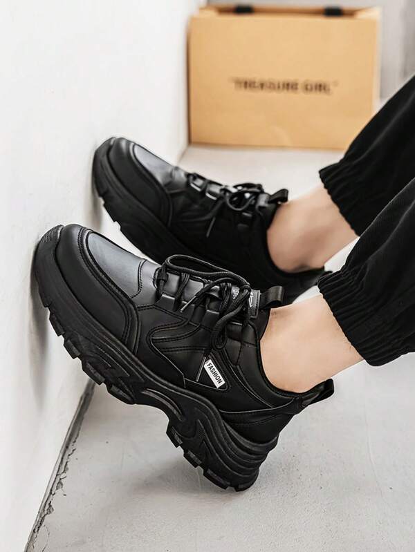 2025 Nuevos zapatos deportivos ligeros y de suela blanda para hombres, zapatillas casuales con aumento de altura para adolescentes, verano