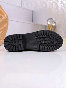 这款时尚的中跟过膝靴专为年轻女孩设计，采用弹性材质和装饰性系带元素，集多种功能于一体。 - 黑色 - 查看 7