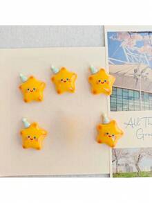 Zestaw 2 magnesów na lodówkę z uroczym wzorem gwiazdek i kapeluszem, kompaktowy rozmiar do mocowania zdjęć i notatek, dekoracyjne akcesoria do kuchni i biura - Wielokolorowe - Zobacz 4