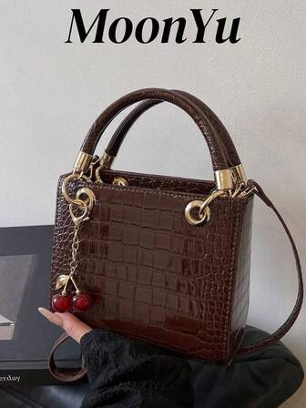 Tygväska för kvinnor med stor kapacitet, körsbärshänge, justerbar axelrem för crossbody eller axel, elegant kaffefärg