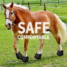 2只黑色马蹄靴，双钩扣设计，适合旅行、训练和骑马，具有减震、保护蹄部的功能，马蹄铃铛靴