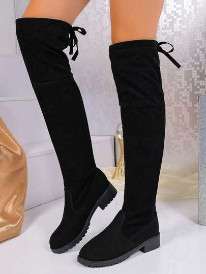 这款时尚的中跟过膝靴专为年轻女孩设计，采用弹性材质和装饰性系带元素，集多种功能于一体。