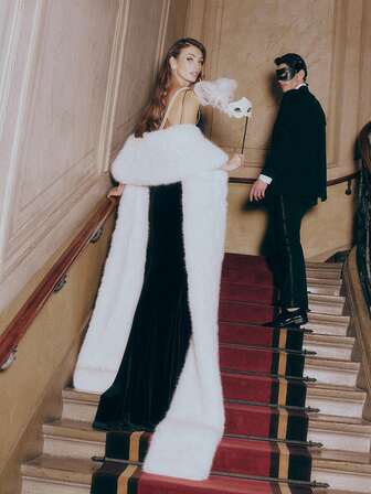 1件女士白色仿毛皮披肩，加长款，优雅高端，百搭设计，适合新娘、派对、摄影等场合，另有黑色可选。