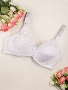 Klassischer Damen-BH mit dezenter Spitze, bequem für den Alltag