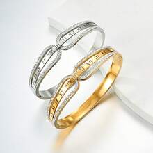 A Women's Roman Numeral Diamond Bracelet, Designed In 18K Gold, Inlaid With White Zirconia, Made Of Titanium Steel And Hypoallergenic, With An Adjustable Opening. It Is A Light Luxury Retro Style Jewelry Suitable For Daily Commuting And Formal Dinner Occasions.