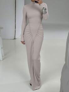 فستان متوسط الطول بأكمام طويلة وخصر مطوي ضيق اللون أحادي الصوت بياقة عالية - رمادي - مشاهدة 6