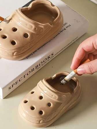 1 ชิ้น ที่เขี่ยบุหรี่ดินเหนียวนุ่มรูปทรงรองเท้าอุดตันเซรามิกที่ไม่เหมือนใคร, การออกแบบเครื่องมือประจำวันที่จำลอง, เหมาะสำหรับบ้าน, สำนักงาน, การตกแต่งโรงแรม, ของขวัญที่สมบูรณ์แบบสำหรับวันคริสต์มาสและปีใหม่, ของสะสมเทศกาลฤดูใบไม้ผลิ, ที่เขี่ยบุหรี่, อุปกรณ์เสริม