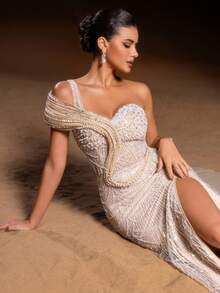 Faeriesty 奢华珠饰亮片不对称单肩晚礼服，肩部饰以垂坠层叠面料，修身胸衣点缀精致鱼鳞纹——是盛大晚宴、婚礼、舞会及高端聚会等正式场合的理想之选，尽显优雅气质。 - 香檳色 - 查看 11