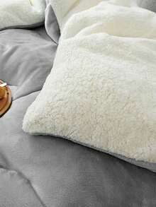 1 buah Selimut Dua Lapis Beludru Susu Wol Domba Lembut dan Nyaman Warna Abu-abu Muda, Cocok untuk Kamar Tidur & Ruang Tamu - Light Grey - View 6