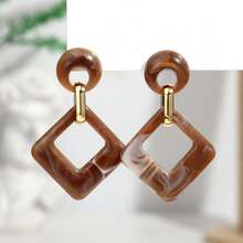 1 对时尚亚克力哑光彩色几何菱形吊坠耳环，适合女性日常佩戴