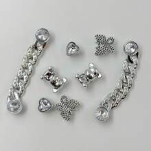 8入組用珍珠、鍊條和可愛的熊形吊飾裝飾的鞋子套裝，金屬外觀，可拆卸，適用於木拖鞋，DIY時尚配飾